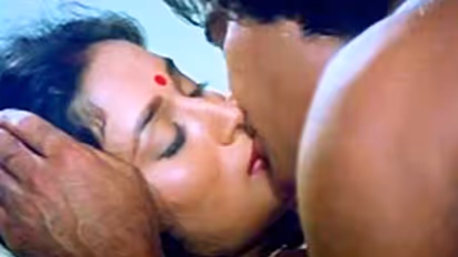 সর্বনাশ, গাঢ় চুম্বনে ঠোঁট কেটে অঝোরে রক্তপাত , চুমু খাওয়ার পর মাধুরীর কী পরিণতি  হয়েছিল জানেন