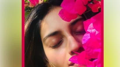 নো মেক আপ লুকেই বাজিমাত, ফুলের বাগানে স্পেশ্যাল ফোটোশ্যুটে নজর কাড়লেন নুসরত