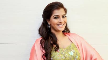 முரட்டு தனமாக நடித்தாலும்... மிரட்டல் அழகி! நடிகை வரலட்சுமியின் வியக்க வைக்கும் வித்தியாசமான போஸ்!