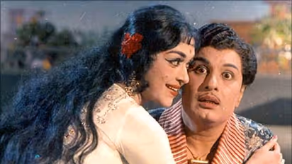 சரோஜாதேவி நடக்குறது ஒரு டைப்பா இருக்குதுல்ல!: ரசித்து, டிக் அடித்த எம்.ஜி.ஆர்.!