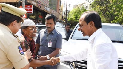 ఔదార్యం చాటుకున్న కేసీఆర్: వృద్ధుడి కోసం కారు దిగి.. సమస్య పరిష్కారం