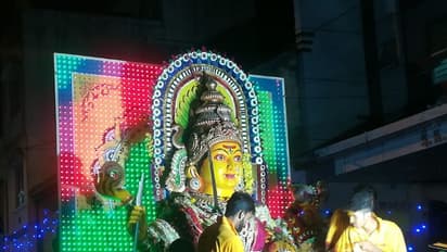 ಬಳಸಿದ ವಸ್ತು ದೇವರಿಗೆ ಅರ್ಪಿಸುತ್ತಾರೆ.. ಒಂದು ಕಡೆಯಿಂದ ಇನ್ನೊಂದು ಕಡೆ.. ಕಾರವಾರದ ಆಚರಣೆ!