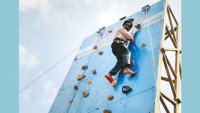 ರಾಕ್ ಕ್ಲೈಂಬಿಂಗ್ ಮಾಡಿ ಸಾಹಸ ಮೆರೆದ ಜಿಲ್ಲಾಧಿಕಾರಿ