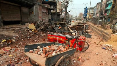 ধ্বংসের ধূসরতা, বাতাসে পোড়া গন্ধ, চলতে ফিরতে মিলছে লাশ - দিল্লির হিংসা ছবিতে ছবিতে