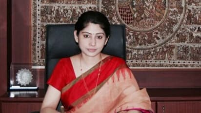 ఐఎఎస్ స్మితా సభర్వాల్కి తెలంగాణ హైకోర్టు షాక్: పరువు నష్టం కేసులో రూ. 15 లక్షలు తిరిగి చెల్లించాలని ఆదేశం