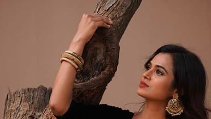 பெரிய தயாரிப்பு நிறுவனத்தில் இரண்டு படம்! சைலண்டாக கமிட் ஆன ரம்யா பாண்டியன்!