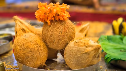 ಅಧಿಕಾರಿಗಳಿಗೆ ತೆಂಗಿನಕಾಯಿ ಪ್ರಮಾಣ ಮಾಡಿಸಿದ ಗ್ರಾಮಸ್ಥರು..!