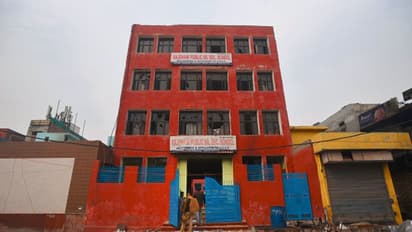 দড়ি বেয়ে নেমে দেদার ভাঙচুর-বই পোড়ানো, দিল্লির স্কুলই হয়ে উঠেছিল হামলার ঘাঁটি