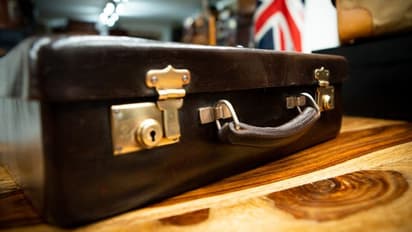 തമാശ കാര്യമായി; സാറ്റ് കളിക്കിടെ സ്യൂട്ട്കേസില് ഒളിച്ച കാമുകന് ശ്വാസം മുട്ടി മരിച്ചു, കാമുകി അറസ്റ്റില്