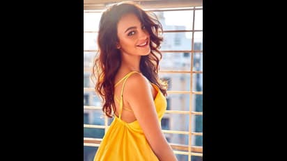 அசப்பில் எமி ஜாக்சன் போல் அழகு..! கவர்ச்சியில் அலப்பறை பண்ணும் இந்த ஹாட் நடிகை யார் தெரியமா?