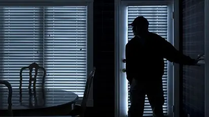 ಆಹಾ... ತಂಪಾದ ಎಸಿ ಗಾಳಿಗೆ ಕನ್ನ ಹಾಕಲು ಹೊರಟ ಮನೆಯಲ್ಲೇ ನಿದ್ದೆಗೆ ಜಾರಿದ ಕಳ್ಳ!