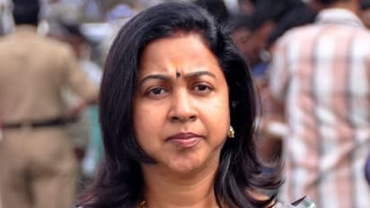 என்ன டாஸுக்கு நடிக்க வந்த? பிரபல நடிகையை அனைவர் முன்பும் அவமானப்படுத்திய ராதிகா...!