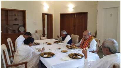 പട്നായിക്കിന്റെ വിരുന്നില് അമിത് ഷായും മമതയും മുഖാമുഖം; ഷായുടെ 'രാജി' ആവശ്യത്തില് മിണ്ടാതെ മമത