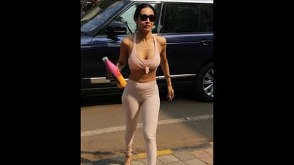 இதுக்கு டிரஸ் போடாமல் போஸ் கொடுத்திருக்கலாம்... பிரபல நடிகையை வெளுத்து வாங்கும் நெட்டிசன்கள்....!