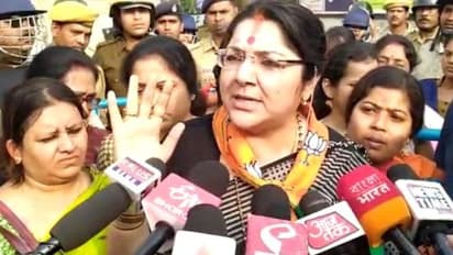 সময় এসে গেছে, মহিলাদের অস্ত্র তুলে নেওয়ার ডাক লকেটের