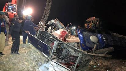 రైలుని ఢీకొట్టిన బస్సు... 20మంది మృతి