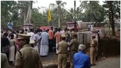 വെട്ടിത്തറ സെന്‍റ് മേരീസ് പള്ളിയിൽ സുപ്രീംകോടതി വിധി നടപ്പാക്കി; ഓർത്തഡോക്സ് വിഭാഗം പള്ളിയില്‍ പ്രവേശിച്ചു