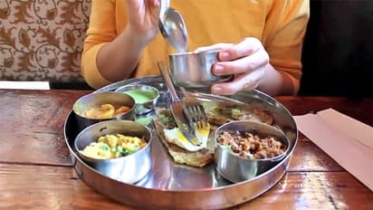 गरुड़ पुराण: इन 8 लोगों के घर पर भूलकर भी भोजन नहीं करना चाहिए, जानिए क्यों