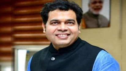 बिजली विभाग में लगी उपभोक्ताओं की लाइन के बीच अचानक पहुंचे ऊर्जा मंत्री ,अव्यवस्था पर लोगों से मांगी माफी