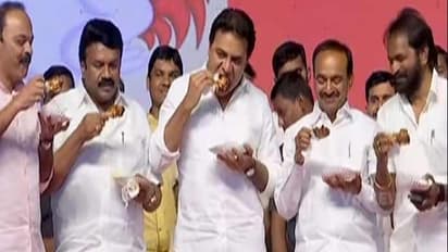 பொதுக்கூட்ட மேடையில் கோழிக்கறி சாப்பிட்ட அமைச்சர்கள்..!! ஏக்கத்தோடு பார்த்த கட்சித் தொண்டர்கள்...!!