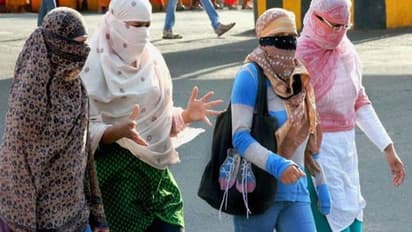 উচ্চ মাধ্যমিক পরীক্ষার্থীরা ছাতা ব্যবহার করুন,  ৭২ ঘন্টা চরম অস্বস্তিকর আবহাওয়ার সতর্কতা কলকাতায় 