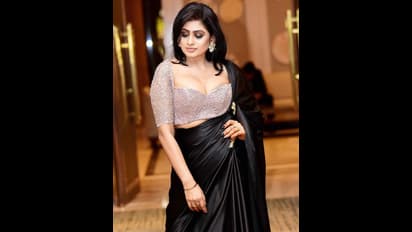 அமைச்சருக்கு முத்தம் கொடுத்து அதிர்ச்சி கிளப்பிய பிரபல நடிகை... அதிரவைக்கும் ஹாட் போட்டோஸ்...!