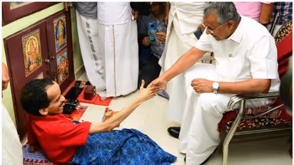 മുഖ്യനെ കാണണമെന്ന് ആഗ്രഹം; മണികണ്ഠനെ വീട്ടിലെത്തി കണ്ട് കൈകൊടുത്ത് പിണറായി