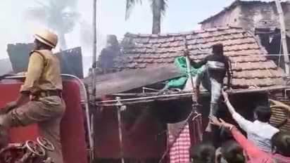 কামারহাটির প্রান্তিক নগরে বিধ্বংসী আগুন,  ভস্মীভূত ১০টি বাড়ি