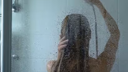 பாத்ரூமுக்குள் கேமராவை விட்டு... இளம்பெண் நிர்வாணமாக குளிப்பதை தினமும் ஜொல்லுவிட்டு ரசித்த இளைஞர்..!