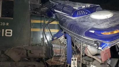 கண்ணிமைக்கும் நேரத்தில் பேருந்து மீது ரயில் மோதல்... 30 பேர் உடல் சிதறி உயிரிழந்த பரிதாபம்..!