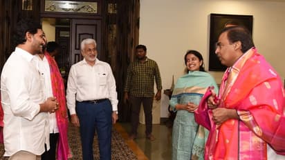 జగన్ తో ముకేష్ అంబానీ భేటీ: వైఎస్ భారతి సైతం... (ఫొటోలు)