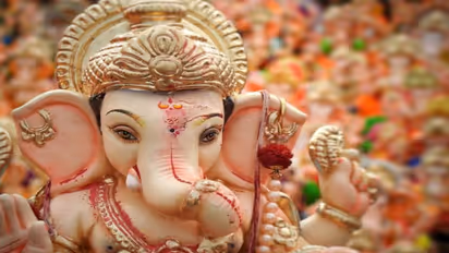 অফিসে বা ব্যবসার স্থানে রাখুন এই জিনিসগুলি, জ্যোতিষের এই টোটকায় মিলবে উন্নতি