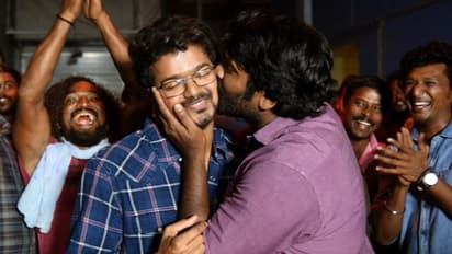 ஒரு வழியா தளபதி விஜய்க்கும் விஜய் சேதுபதி முத்தம் கொடுத்தாச்சு... போட்டோவும் வந்தாச்சு...!