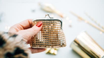 মানিব্যাগে এই ছবিগুলো রাখেন নাকি? হতে পারে বড়সড় আর্থিক ক্ষতি 