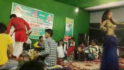 JDU की रैली में आए कार्यकर्ताओं के मनोरंजन के लिए विधायक आवास पर बार बालाओं ने लगाए ठुमके