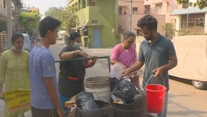 ಪೌರ ಕಾರ್ಮಿಕರಿಲ್ಲ: ಪತಿ, ಮಕ್ಕಳೊಂದಿಗೆ ಕಸ ಗುಡಿಸಿದ ಕಾರ್ಪೊರೇಟರ್..!