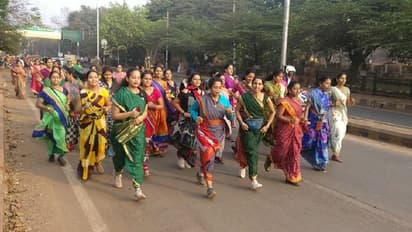 ಧಾರವಾಡದಲ್ಲಿ ಗಮನ ಸೆಳೆದ ಮಹಿಳೆಯರ ಸೀರೆ ಓಟದ ಸ್ಪರ್ಧೆ!