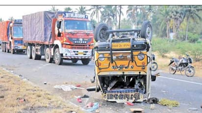 விவசாய வேலைக்கு வேனில் சென்ற பெண்கள்..! கார் மோதி பரிதாப பலி..!