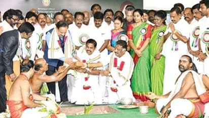 மதுரையில் முதல்வர் காரை மறிக்க முயன்றதால் பரபரப்பு.!! இருவரை போலீஸ் பிடித்து விசாரணை நடத்துகிறது.