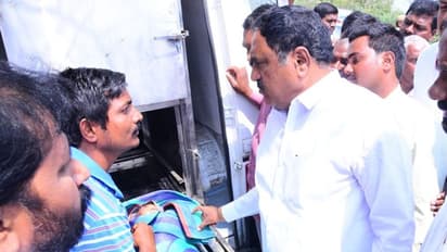 పట్టణ ప్రగతికి చిన్నారి బలి: గోడ కూలి బాలిక మృతి, పరామర్శించిన ఎర్రబెల్లి