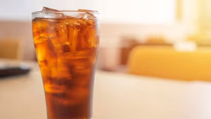 ദാഹിച്ചാലുടന് വാങ്ങിക്കുടിക്കുന്നത് ഇതാണോ? ഹൃദയത്തിന് പണി വാങ്ങാതെ നോക്കണേ...