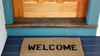   గుమ్మం ముందు చెప్పులు ఎందుకు విప్పకూడదు..?