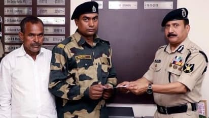 দিল্লির হিংসায় পুড়ে যাওয়া বাড়ি মেরামতির জন্য জওয়ানকে দশ লক্ষ টাকার চেক বিএসএফ-এর