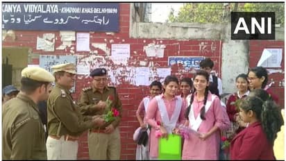 'സന്തോഷത്തോടെ പരീക്ഷയെഴുതൂ'; വിദ്യാർത്ഥികൾക്ക് പൂക്കൾ നൽകി ദില്ലി പൊലീസ്