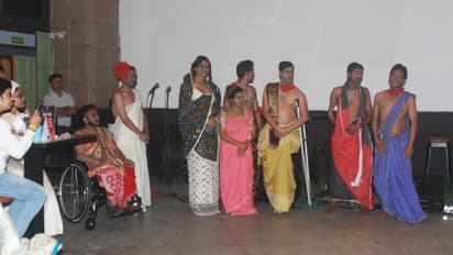 মাটির অনুভবে ডানা মেলল ফ্য়াশন, রামধনুর রঙে রাঙা হল রবিবাসরীয় সন্ধ্য়া