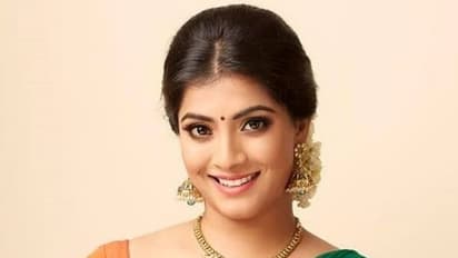 varalaxmi sarathkumar yoga : அட..வரலட்சுமியா இது?..சிக்கென இளைத்து..தலைகீழாய் யோக போஸ்...