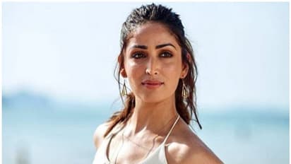 ഗമോസ അണിയിക്കാൻ ശ്രമിച്ച ആരാധകനെ തടഞ്ഞ യാമി ഗൗതമിനെതിരെ പ്രതിഷേധം