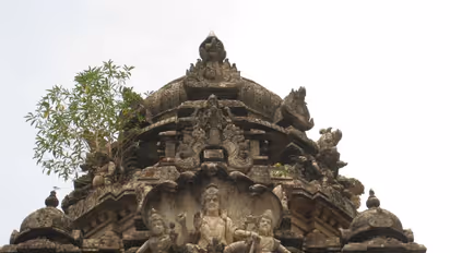 காதல் பிரச்னையில் தன்னை தாக்கியவர்களை தண்டிக்காததால் ஆத்திரம்... கடவுள் சிலையை சேதப்படுத்திய இளைஞர்..!