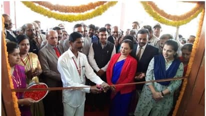 ചീഫ് ജസ്റ്റിസിന്റെ സാന്നിദ്ധ്യത്തിൽ കോടതി കെട്ടിടത്തിന്റെ ഉദ്ഘാടകനായി അറ്റൻഡർ