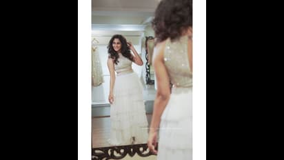 முன்னழகு - பின்னழகோடு வெண் மேக உடலைக் காட்டி அதகளம் செய்யும் லாஸ்லியா! புகைப்பட தொகுப்பு!